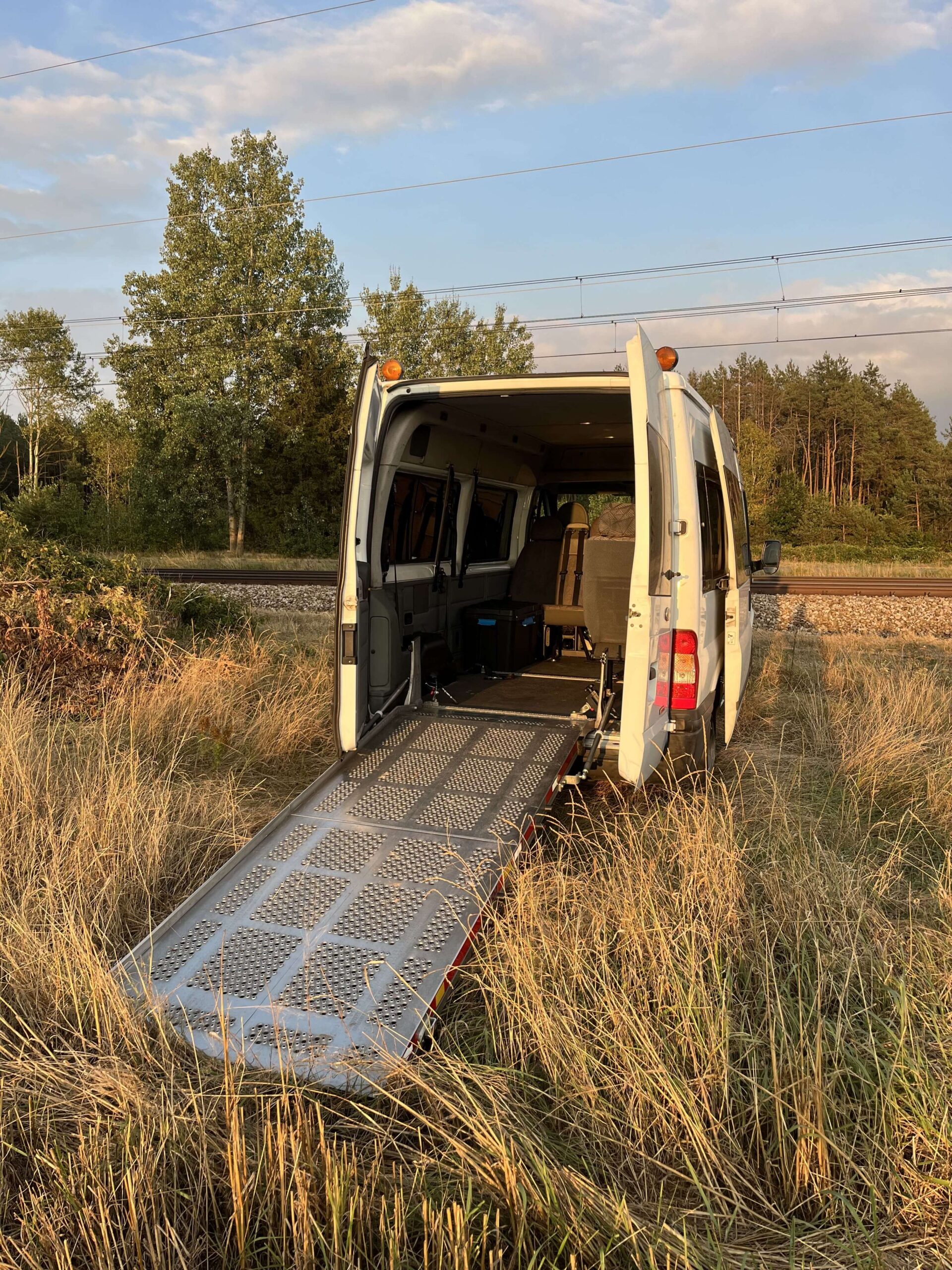 samochód transportowy z podjazdem