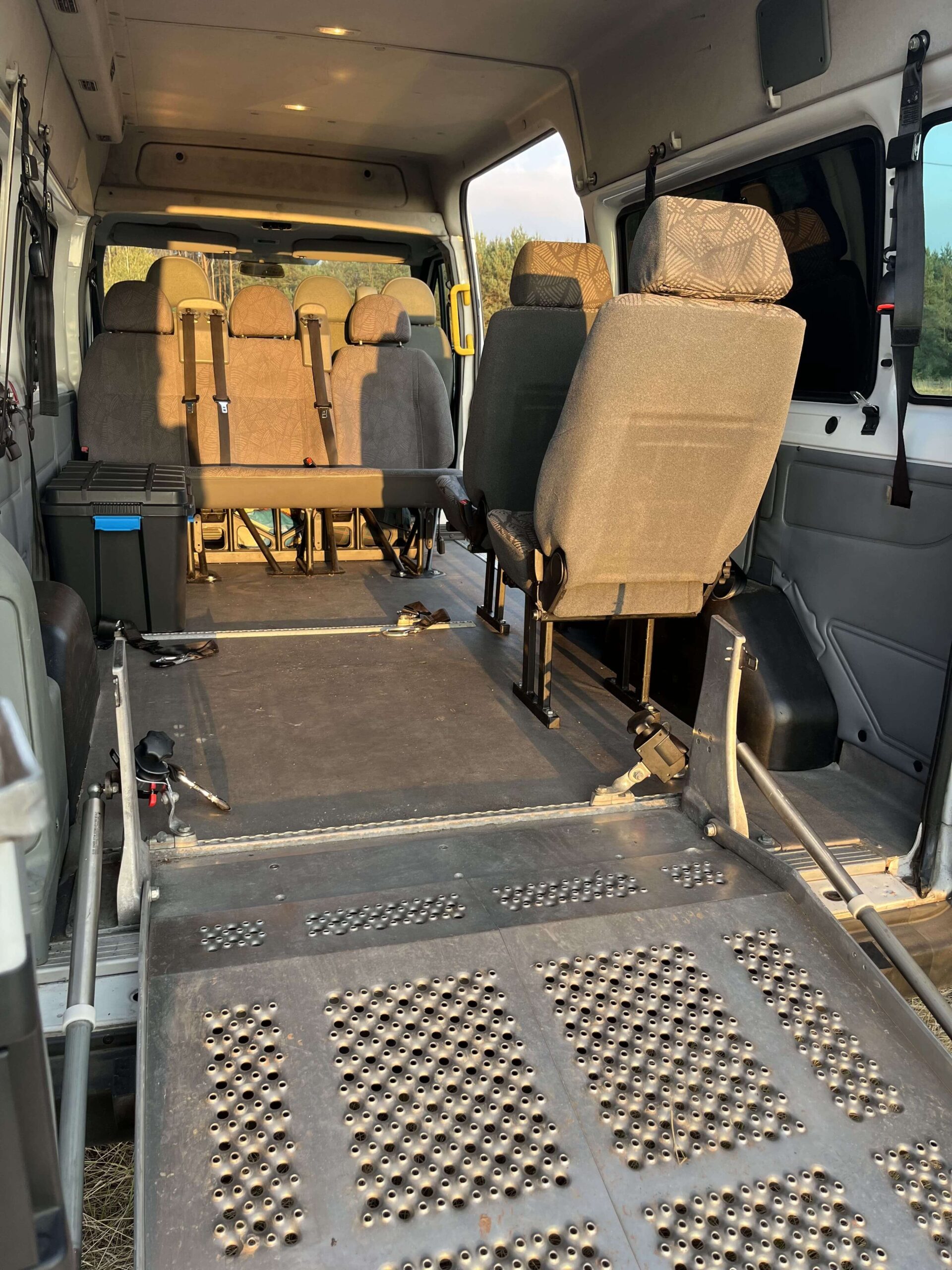 samochód transportowy wnętrze środek